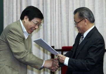 Nguyên Bộ trưởng Nguyễn Đình Lộc trao kiến nghị sửa Hiến pháp ảnh 1