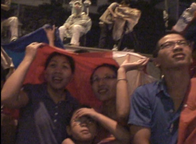 Chùm ảnh: Người dân TP. HCM xem pháo hoa trong mưa ảnh 7