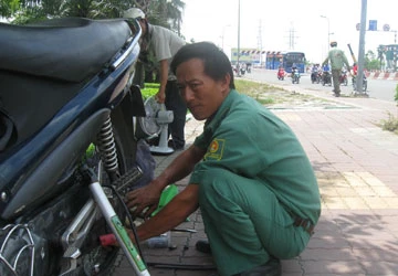 Đinh lại dày đặc trên cầu Sài Gòn ảnh 2