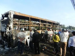 Xe giường nằm cháy rụi gần cây xăng ảnh 1