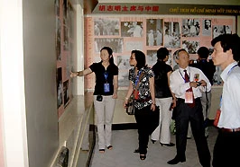 Phòng trưng bày ảnh và hiện vật của Chủ tịch Hồ Chí Minh tại Long Châu.