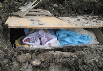 Phát hiện xác bé sơ sinh bị chôn vội: Công an điều tra ảnh 2