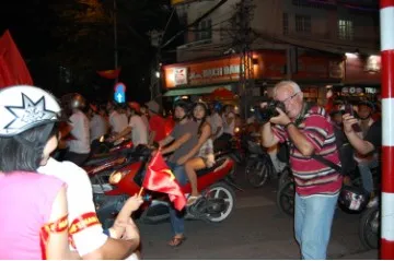 Cổ động viên "đi bão" sau chiến thắng của tuyển Việt Nam ảnh 11 Cổ động viên "đi bão" sau chiến thắng của tuyển Việt Nam ảnh 11