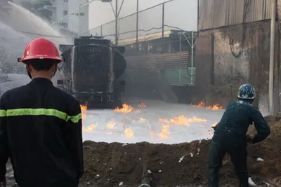 Vụ cháy kinh hoàng tại cây xăng: Ngọn lửa vẫn chưa tắt hẳn ảnh 1 Vụ cháy kinh hoàng tại cây xăng: Ngọn lửa vẫn chưa tắt hẳn ảnh 1