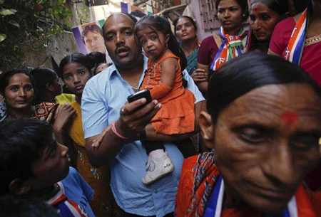 Người phụ nữ nhỏ nhất thế giới tham gia vận động tranh cử ảnh 6