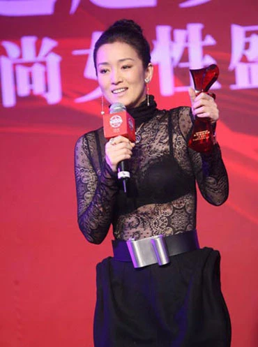 Củng Lợi nhận giải thưởng Người phụ nữ của năm do tạp chí Cosmopolitan (Trung Quốc) trao tặng, tháng 12/2008