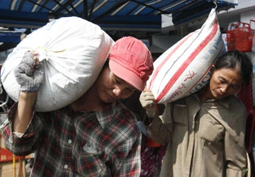 Đội nữ bốc vác ở chợ Đông Ba ảnh 1 Đội nữ bốc vác ở chợ Đông Ba ảnh 1