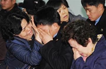 Hàn Quốc tìm thấy mảnh vỡ tàu đắm ảnh 1