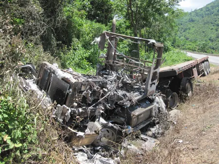 Xe container cháy rụi đầu khi đổ đèo ảnh 1 Xe container cháy rụi đầu khi đổ đèo ảnh 1