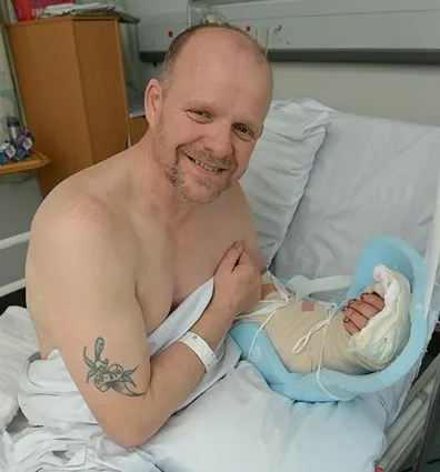 Cưa đứt tay, ôm thẳng tới bệnh viện cấp cứu ảnh 1 Cưa đứt tay, ôm thẳng tới bệnh viện cấp cứu ảnh 1