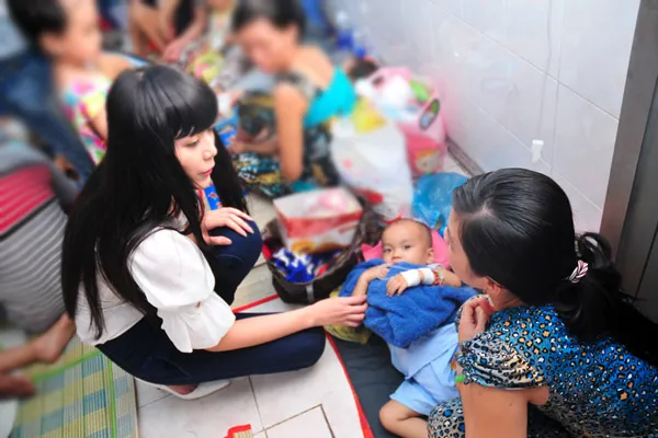 Bảo Trân, Ngọc Quý tặng quà trẻ ung bướu ảnh 6