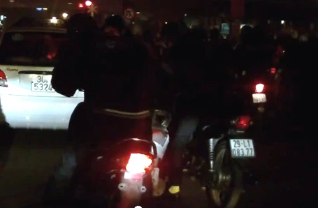 Dàn cảnh móc túi trắng trợn người dừng chờ đèn đỏ ảnh 1 Dàn cảnh móc túi trắng trợn người dừng chờ đèn đỏ ảnh 1