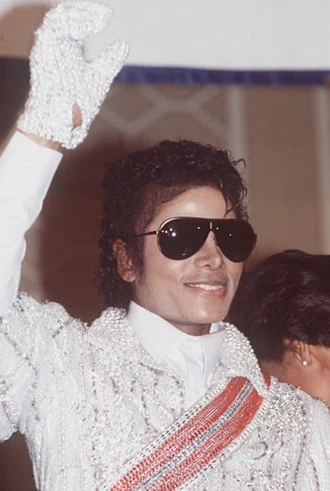 Khi thế giới bắt đầu lên cơn sốt Michael, những tin đồn về ông vua nhạc pop cũng bắt đầu nổ ra. Trong đó có tin, anh phẫu thuật thẩm mỹ để thay đổi màu da của mình.