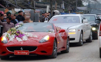 Hà Nội: Sốc với đám rước dâu bằng dàn ô tô cổ ảnh 2