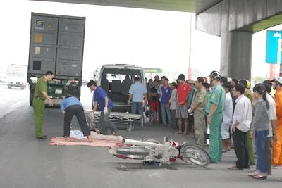 Một phụ nữ chết thảm dưới bánh xe container ảnh 1