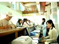 Ngân hàng ngoại tìm nhiều cách để thâm nhập thị trường bán lẻ Việt Nam. (Ảnh: A.Minh)