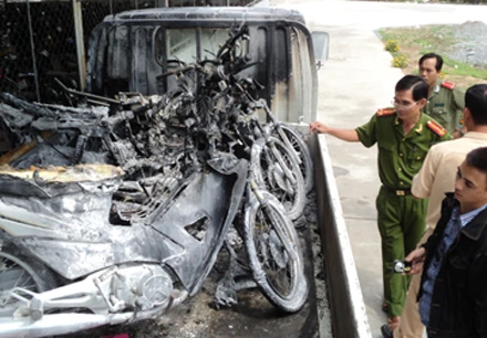 Xe gắn máy bị tạm giữ phát cháy khi đang chở trên xe CSGT ảnh 1