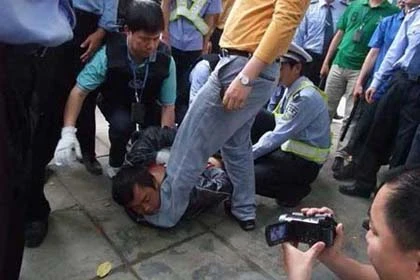 Tấn công bằng dao ở trường học TQ, 22 em nhỏ bị thương ảnh 1