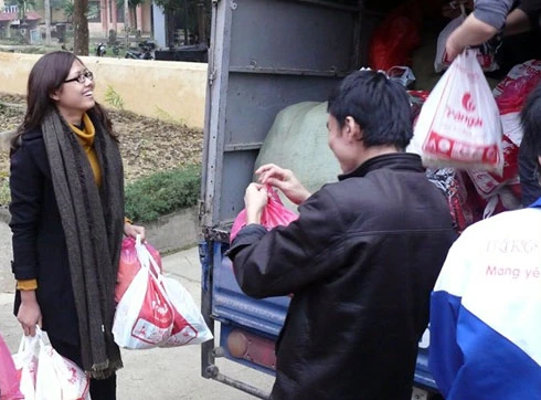 Nguyễn Thị Loan mặt mộc đi từ thiện ảnh 2