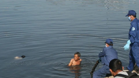 Cụ già 70 lao xuống nước đen ngòm… vớt xác ảnh 1 Cụ già 70 lao xuống nước đen ngòm… vớt xác ảnh 1