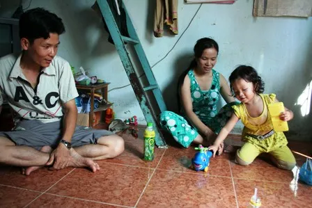 Hình ảnh mới nhất của bé gái 3 tuổi bị tắm kiểu “bạo hành” ảnh 4