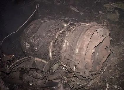 Một chiếc động cơ của máy bay bị phá huỷ. Ảnh: Ria Novosti.