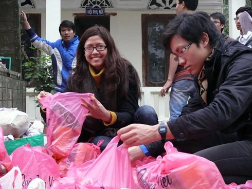 Nguyễn Thị Loan mặt mộc đi từ thiện ảnh 5