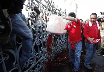 Thái Lan: Tưới máu tại trụ sở chính phủ ảnh 1