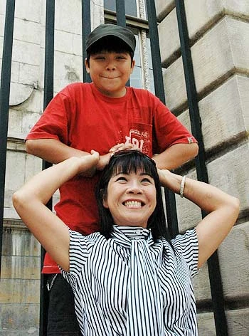 Ánh Tuyết bên cậu con trai 13 tuổi tại Pháp. Ảnh nghệ sĩ cung cấp.