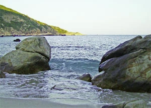 Những mỏm đá tạo nên vẻ đẹp cho bãi biển.