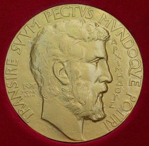 Mặt trước của huân chương Fields có hình của nhà toán học Archimedes