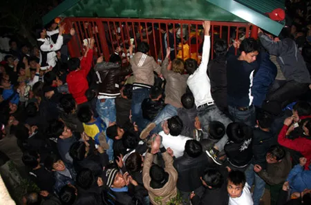 Ấn đền Trần: Quan chức xin ấn cũng phải xếp hàng như dân ảnh 2 Ấn đền Trần: Quan chức xin ấn cũng phải xếp hàng như dân ảnh 2