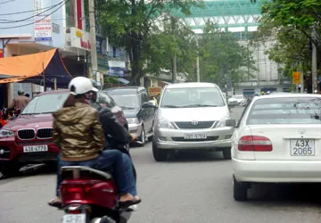 Ôtô Đà Nẵng vất vưởng do “nhìn chưa tới” ảnh 1 Ôtô Đà Nẵng vất vưởng do “nhìn chưa tới” ảnh 1