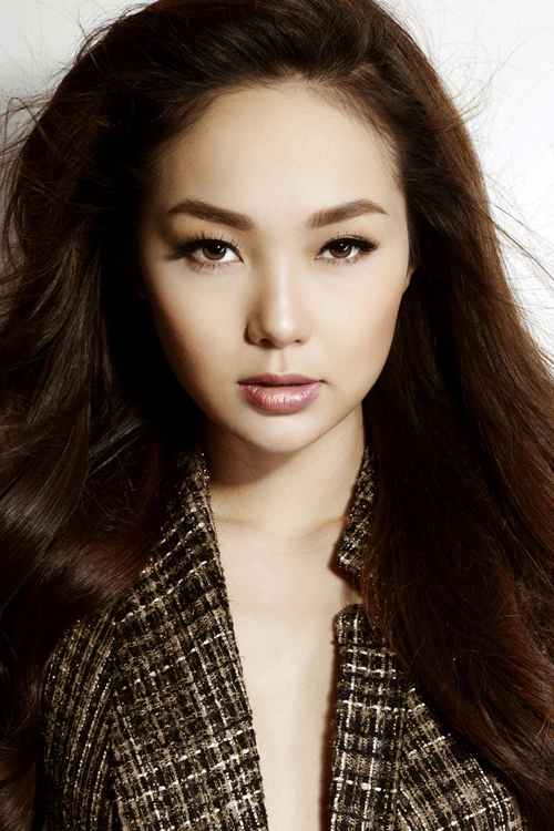 Minh Hằng khi lạnh lùng, lúc rạng rỡ ảnh 1