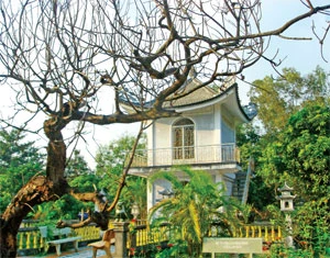 Tháp chuông chùa Linh Bửu.