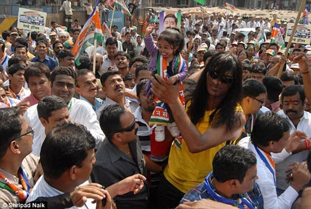 Người phụ nữ nhỏ nhất thế giới tham gia vận động tranh cử ảnh 2