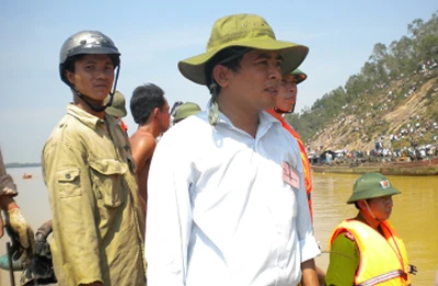 Tường thuật trực tiếp: Trục vớt chiếc xe khách bị lũ cuốn trôi - Phần 2 ảnh 38 Tường thuật trực tiếp: Trục vớt chiếc xe khách bị lũ cuốn trôi - Phần 2 ảnh 38