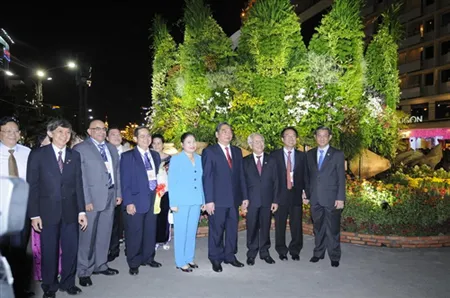 Khai mạc Đường hoa Nguyễn Huệ Tết Quý Tỵ 2013 ảnh 2 Khai mạc Đường hoa Nguyễn Huệ Tết Quý Tỵ 2013 ảnh 2