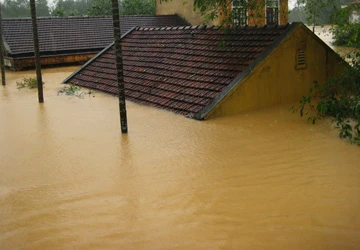 Miền Trung lũ ngập tới nóc nhà ảnh 1 Miền Trung lũ ngập tới nóc nhà ảnh 1