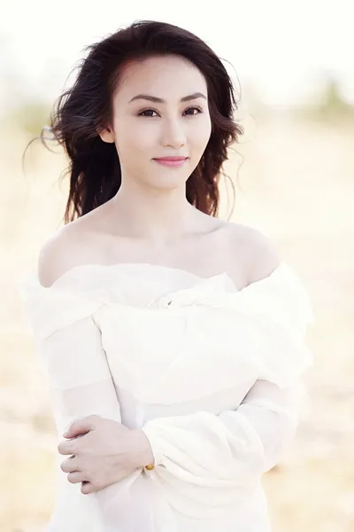 Ngân Khánh đẹp mong manh giữa đồng vắng ảnh 4 Ngân Khánh đẹp mong manh giữa đồng vắng ảnh 4