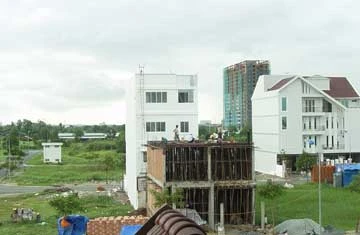 Siết chặt cho vay thì nguồn vốn đầu tư bất động sản sẽ khan hiếm. Ảnh: HTD