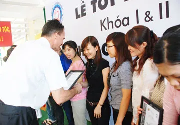 Khai giảng khóa đào tạo tóc miễn phí cho phụ nữ nghèo ảnh 1