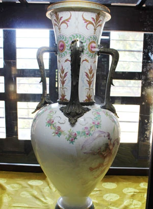 Trưng bày đồ dùng của vua ảnh 1