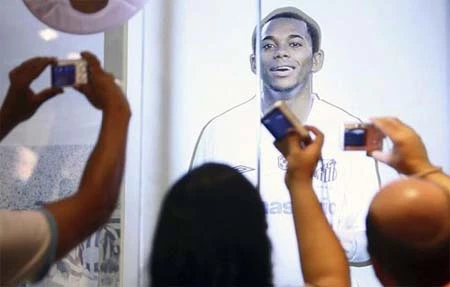 Robinho được chào đón tưng bừng ở Santos ảnh 8