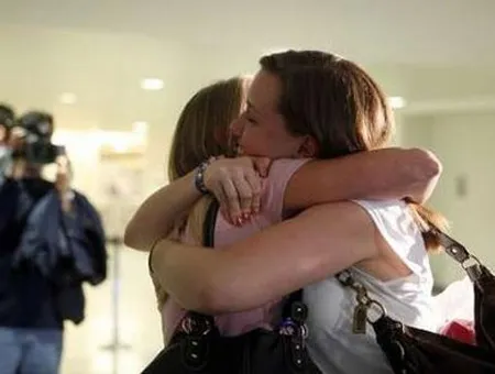 Hành khách của chuyến bay vừa thoát hiểm ôm lấy người thân trên sân bay ở New York. Ảnh: Reuters. Hành khách của chuyến bay vừa thoát hiểm ôm lấy người thân trên sân bay ở New York. Ảnh: Reuters.