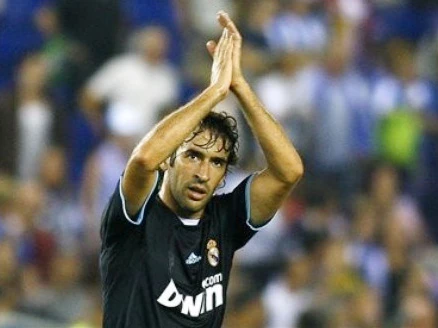 Raul mãi là biểu tượng sống ở sân Bernabeu - Ảnh: AP