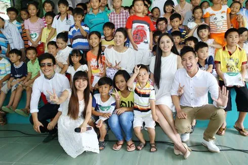 Mai Phương Thúy dành cuối tuần chơi cùng trẻ làng SOS ảnh 5