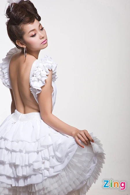 Minh Hằng khoe lưng trần gợi cảm ảnh 3