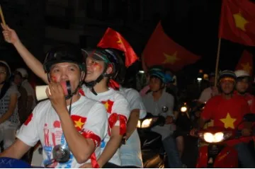 Cổ động viên "đi bão" sau chiến thắng của tuyển Việt Nam ảnh 7 Cổ động viên "đi bão" sau chiến thắng của tuyển Việt Nam ảnh 7