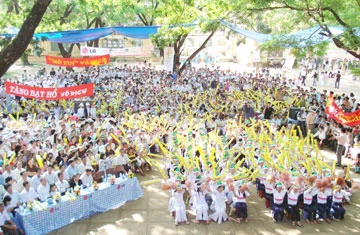 Trường THPT Tăng Bạt Hổ như nổ tung trước chiến thắng của Huỳnh Anh Vũ. Ảnh: VIỄN SỰ